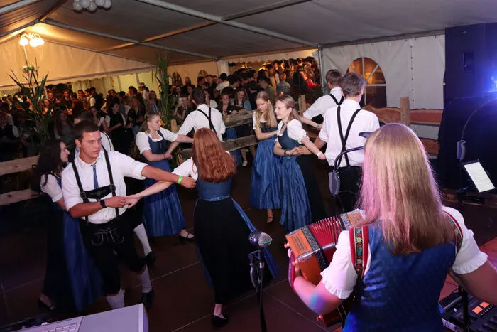 Der Auftanz wurde von der Landjugend Zedlitzdorf unter ihrem Obmann Simon Lechner und Lisa Wasserer (Leiterin) sowie Johanna Leitner (Steirische Harmonika) und die Mitternachtseinlage wurde von der Landjugend Straßburg durchgeführt.