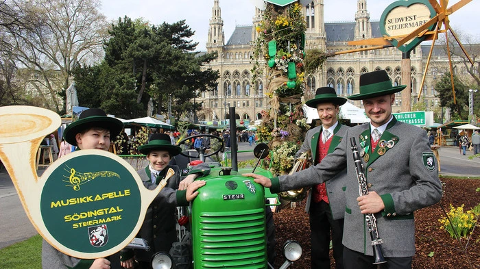 Klicken Sie sich durch den tollen Auftritt der Musikkapelle Södingtal beim Steiermark-Frühling auf dem Wiener Rathausplatz!