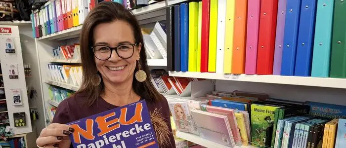 Claudia Heschl eröffnete vor 30 Jahren die Papierecke Heschl. Hier sieht man sie mit dem Plakat zur damaligen Eröffnungsfeier