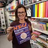 Claudia Heschl eröffnete vor 30 Jahren die Papierecke Heschl. Hier sieht man sie mit dem Plakat zur damaligen Eröffnungsfeier