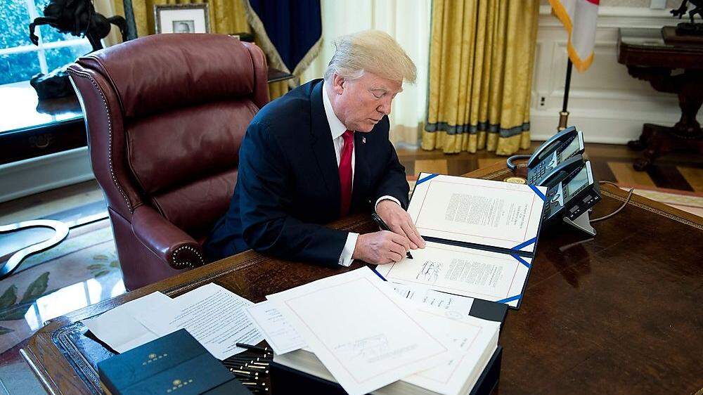Offenbar nicht sein Lieblingsort: Trump am Schreibtisch im Oval Office