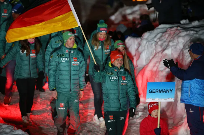 Als Höhepunkt zogen die 62 teilnehmenden Nationen auf die Medal Plaza unweit des Seekirchls ein.