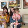 Natalia mit Platon und Daria mit ihrer Tochter Solomiya bei ihrer Ankunft in Dürnstein. Heute leben die Familien wieder in der Ukraine
