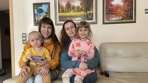 Natalia mit Platon und Daria mit ihrer Tochter Solomiya bei ihrer Ankunft in Dürnstein. Heute leben die Familien wieder in der Ukraine