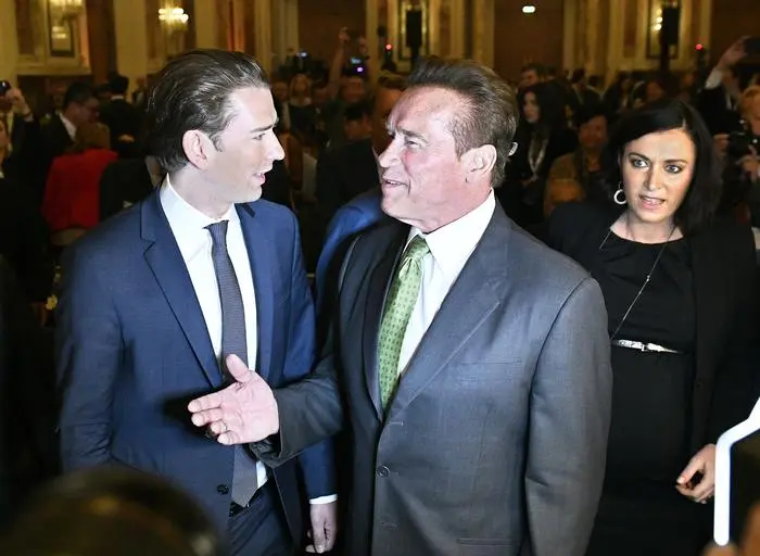 ABD0013_20180515 - WIEN - ÖSTERREICH: (v.l.), Bundeskanzler Sebastian Kurz, Vorsitzender R20 Arnold Schwarzenegger im Rahmen der 