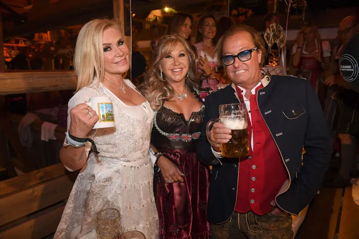 Designerin Claudia Effenberg mit den Reality-TV-Bonzen Carmen und Robert Geiss