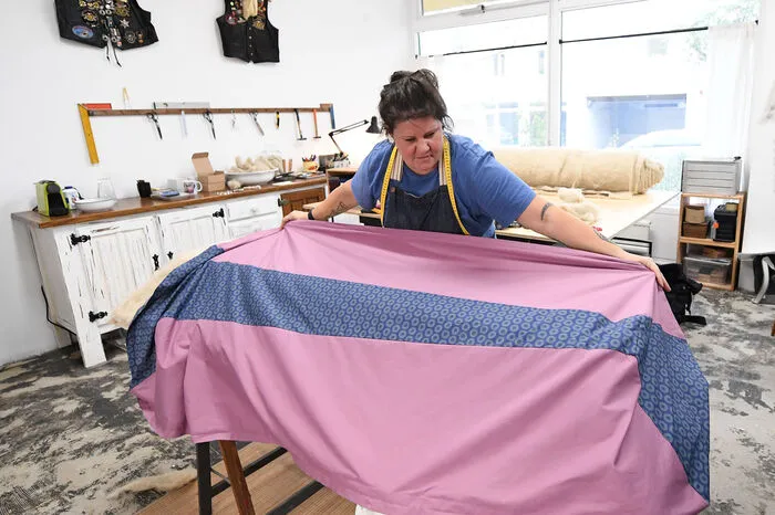 Wie läuft der Sargworkshop nun ab? "Am Anfang gibt es ein Klärungsgespräch", berichtete Sargatelier-Gründerin Romana Maschek. Dabei wird über den Menschen, den man verloren hat, gesprochen - seine Hobbys, seine Vorlieben. 