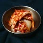 Um Kimchi herzustellen, muss Gemüse fermentiert werden. Sehr häufig passiert das mit Kraut.