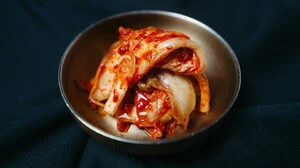 Um Kimchi herzustellen, muss Gemüse fermentiert werden. Sehr häufig passiert das mit Kraut.
