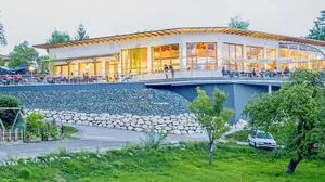 Am Bild sieht man ein riesiges Restaurant auf einem Hang