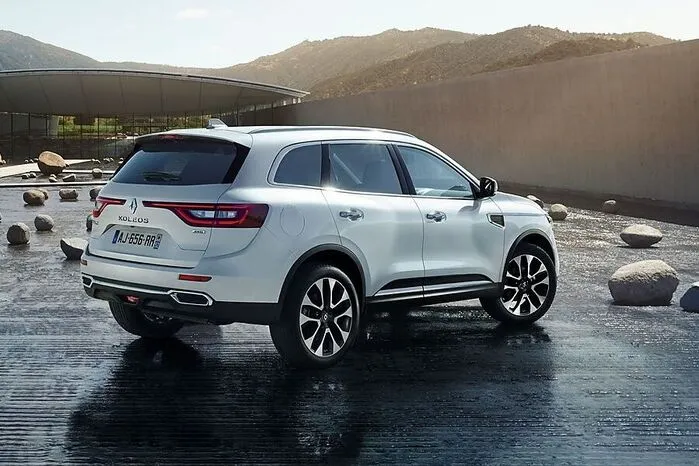 Das 4,67 Meter lange SUV gibt es wahlweise mit Front- oder Allradantrieb, zudem ist er drei Zentimeter länger als sein japanischer Bruder. Optisch geht der französische Ableger aber eigene Wege.