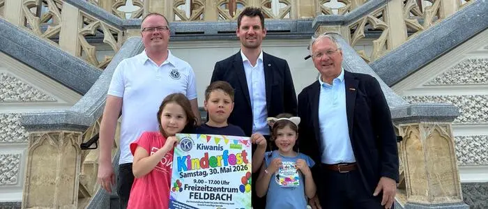 Sie kündigen das Kinderfest an: Robert Scharmer, Präsident Martin Rautar, Bürgermeister Josef Ober, vorne (v. l.): Lena, Franz, Viola