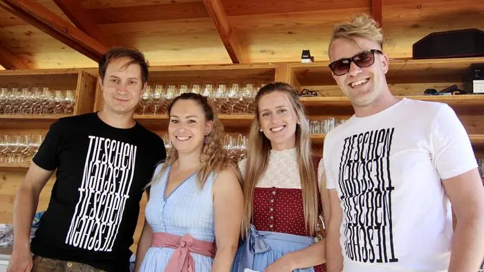 Auf dem rund ein Kilometer langen Wanderweg am Aunberg in Tieschen schenkten 16 Winzer aus dem Ort Weine aus.
