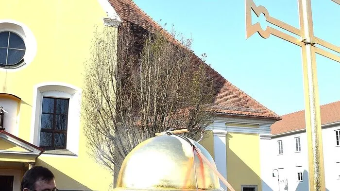 Die Turmspitze der Stadtpfarrkirche Leibnitz erhielt nicht nur ein neues kupfernes Dach, sondern auch ein neues goldiges Turmkreuz samt vergoldeter Kugel.