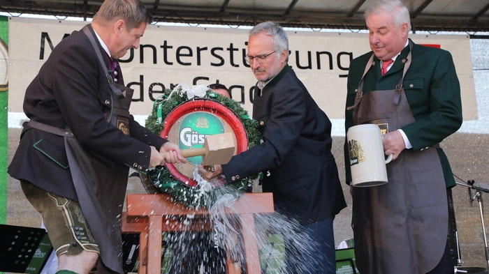 Teamarbeit beim Gösser Kirtag: Leobens Bürgermeister Kurt Wallner, Braumeister Andreas Werner und Landeshauptmann Hermann Schützenhöfer haben den Kirtag mit dem Bieranstich Donnerstag Vormittag offiziell eröffnet.