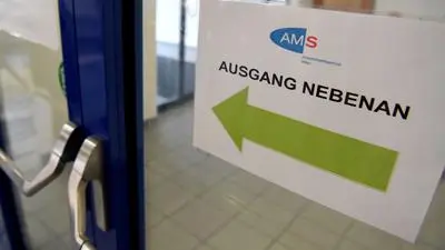 ABD0042_20180115 - WIEN - ÖSTERREICH: THEMENBILD - Ein Schild in einer Geschäftsstelle des AMS-Wien fotografiert am Montag, 15. Jänner 2018. - FOTO: APA/ROLAND SCHLAGER