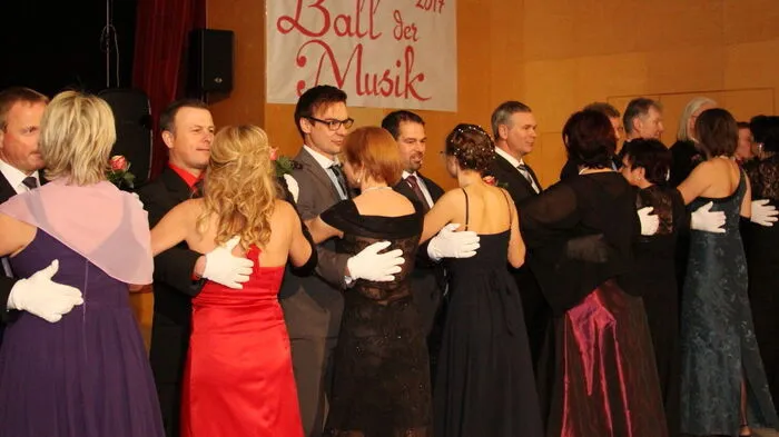 Der Musikverein St. Margarethen lud wieder zu seinem Ball, der mit einer eindrucksvollen Polonaise – choreografiert von Hemma Stabler – startete.