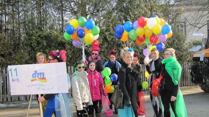 Viele bunte Masken ziehen durch Trofaiach und versprühen jede Menge gute Laune, die sich auch auf die vielen, vielen, Zuseher überträgt.
