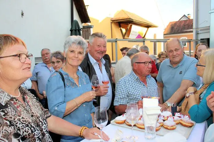 ... bei Sekt und Brötchen die Premiere des heiteren Lustspiel „S´ Musterdirndl“ mit Gesang statt.