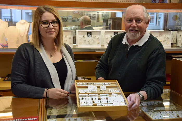 Anna Riederer und Johann Josef Paulus reparieren in Pöllau nicht nur Uhren, sondern bieten auch Schmuck zum Verkauf an.