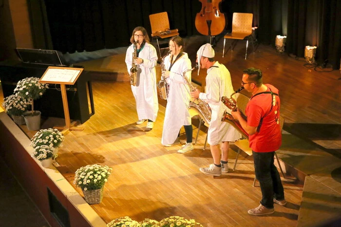 ... „Sax4you“ unter der Leitung von Ulrich Schaller (Foto) sowie Heidemarie Stingl am Klavier mit. 