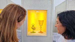 310 Objekte sind im Glasmuseum zu sehen