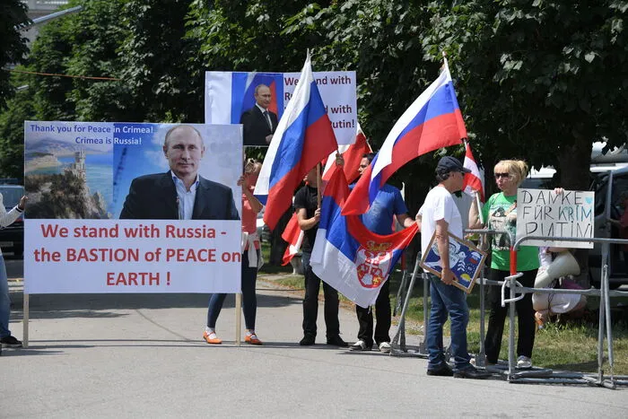 Auch zahlreiche Fans des russischen Präsidenten haben sich eingefunden - auch um Putin für die "Befreiung" der Krim zu danken. 