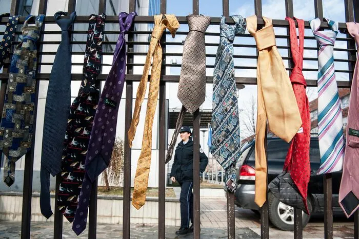 Der Regierungschef dürfe nicht vergessen, dass er Vertreter eines Landes sei, "wo die Leute kein Krawatten-Problem, sondern ein Armutsproblem haben", sagte Kushtrim Mehmeti von der Nichtregierungsorganisation Beyond the Wall, die die Protestaktion am Dienstag initiiert hatte.
