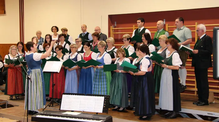 Obmann Sepp Watz freute sich, unter anderen Reinhold Haring, der mehr als 45 Jahre die musikalischen Geschicke des Chores leitete, begrüßen zu können. Weiters hieß der Obmann Bürgermeister Georg Preßler, seinen Vize Michael Schilling willkommen.