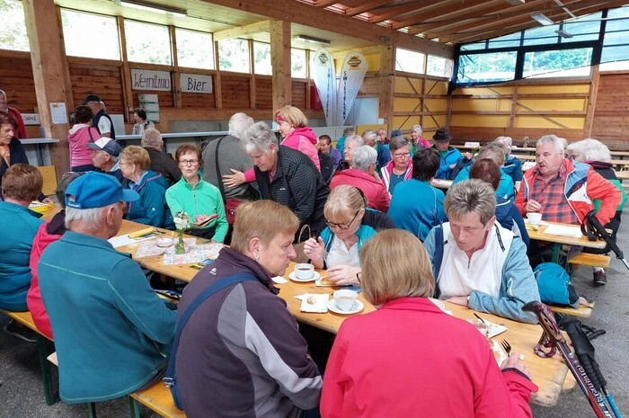Je nach Kondition und Interesse konnten die Teilnehmer zwischen drei Streckenführungen wählen. Der Großteil der Seniorenwanderer wählten die längste Route, diese wurde von Obmann-Stellvertreter Karl Jandl angeführt.