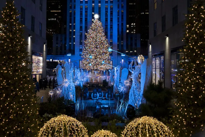 Normalerweise verfolgen Zehntausende Menschen die Veranstaltung auf den Straßen rund um das Rockefeller Center in Manhattan. 