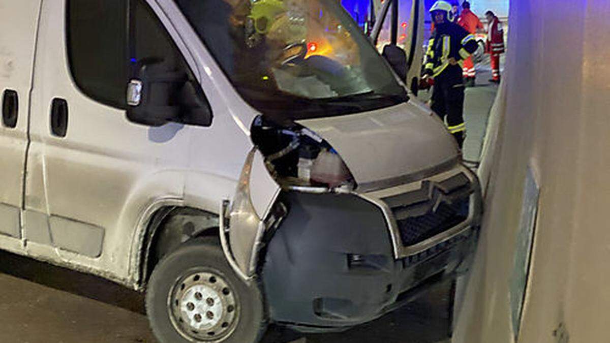 Der Kastenwagen blieb nach dem Unfall im Tunnel quer zur Fahrbahn stehen