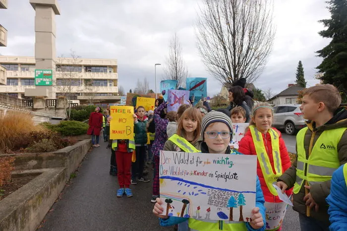 Mit ihren kunstvollen Plakaten machen die Kinder auf Themen aufmerksam, die ihnen am Herzen liegen.