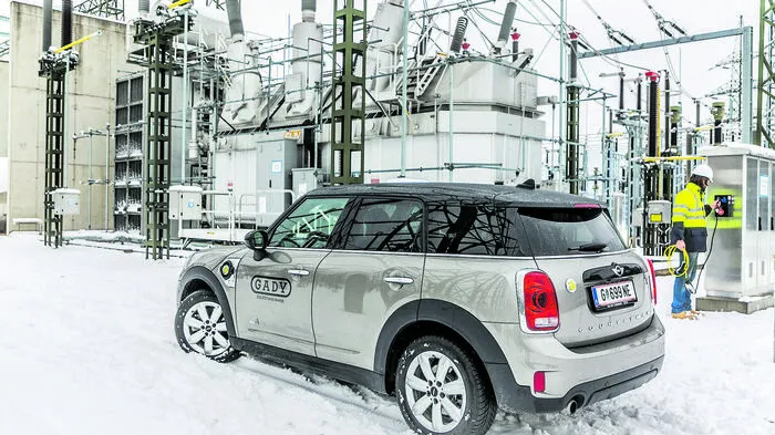 Die Fahrmodi bieten ein breites Spektrum an Möglichkeiten: reiner Strombetrieb, das Aufsparen der Energie im Save-Modus oder volle Leistung beider Motoren. Nachgeladen wird über einen Stecker im linken vorderen Kotflügel ...