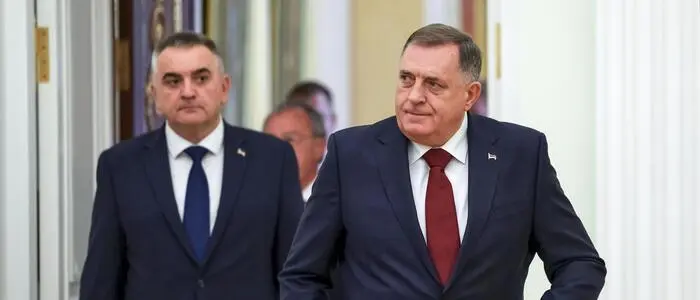 Milorad Dodik ist mit einem Amtsverbot belegt - im Hintergrund mischt er vor den am Sonntag stattfindenden Wahlen aber mit
