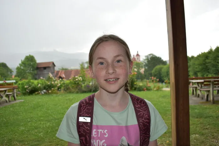 Madeleine, 1. Klasse Mittelschule Pöllau: „Das vergangene Schuljahr war für mich sehr lustig. Was ich erlebt und gelernt habe, war cool und auch abenteuerlich. Mit dem Zeugnis am Freitag bin ich glücklich, es passt soweit eigentlich alles. Auf die Ferien bin ich schon gespannt und ich habe einiges geplant. Am meisten freue ich mich auf den Sommerurlaub mit meiner Familie. Wir werden einmal nach Frankreich fahren und einmal nach Italien. Wenn wir wieder zu Hause sind, werde ich einen Malkurs machen. Darauf freue ich mich auch schon sehr.“