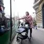 Straßenbahn und Kinderwagen sind manchmal eine ungute Kombination, weiß Jungmama Lara Matri