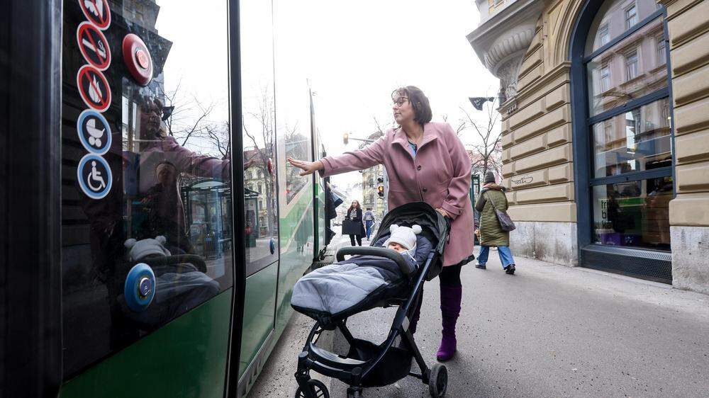 Straßenbahn und Kinderwagen sind manchmal eine ungute Kombination, weiß Jungmama Lara Matri