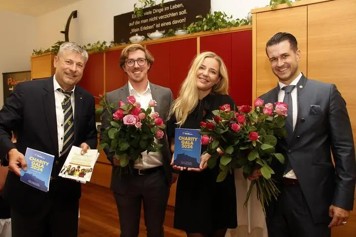 Einen Höhepunkt des Charity-Abends bot der Rosenverkauf zugunsten des Projektes „Technik für Kinder“. Im Bild: Lions-Präsident Thomas Zotter (rechts) und Vizepräsident Ferdinand Weiss (links) beim Rosenverkauf