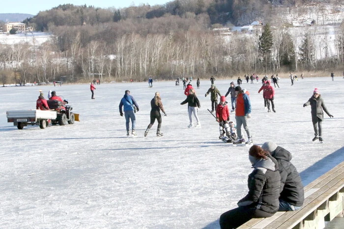 „Bedauerlicherweise mussten wir am Samstagnachmittag und am Sonntag den Eislaufbetrieb wegen der hohen Temperaturen einstellen“, sagte Eislaufverein Wörthersee-Eismeister Christian Bürger. 