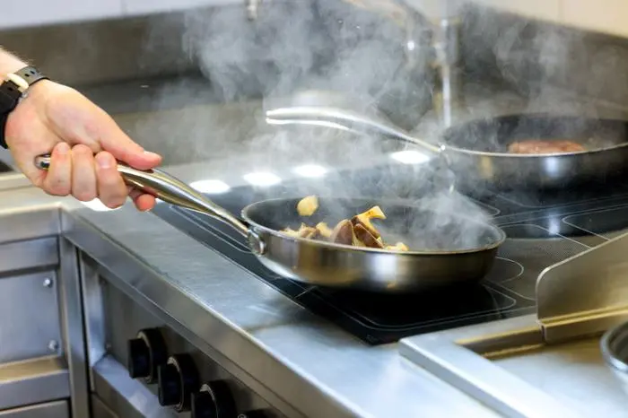 Wallner bratet die Steinpilze nur kurz mit etwas Butter an.