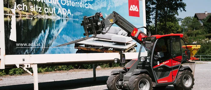 Bei der ADA in Anger. Die Versteigerung läuft, auch ein Teleskoplader kommt unter den Hammer