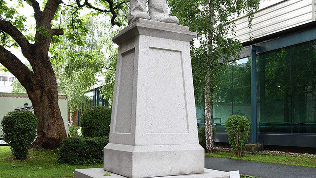Ein Denkmal für das zerstörte Denkmal von Künstlerin Anna Jermolaewa an der Uni Graz