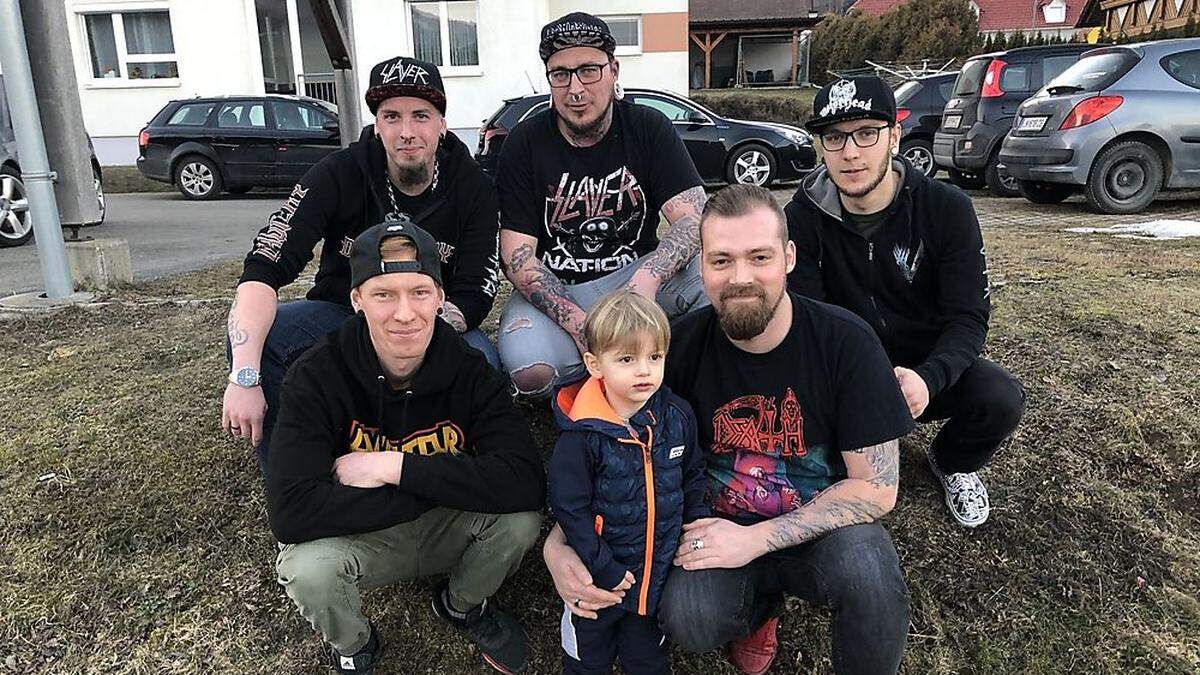 Manuel Kirchleitner, Markus Antoniol, Andreas Fahrleitner (hinten, v. l.) Christian Gallmayer, Gernot Weber (v. v.l.) von der Metalband Cyrox, veranstalten im Sommer ein Musikfestival