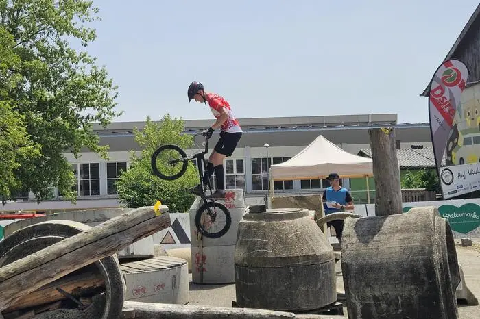 Beim Biketrial müssen die Fahrer Hindernisse mit ihrem Trial Bike überwinden.