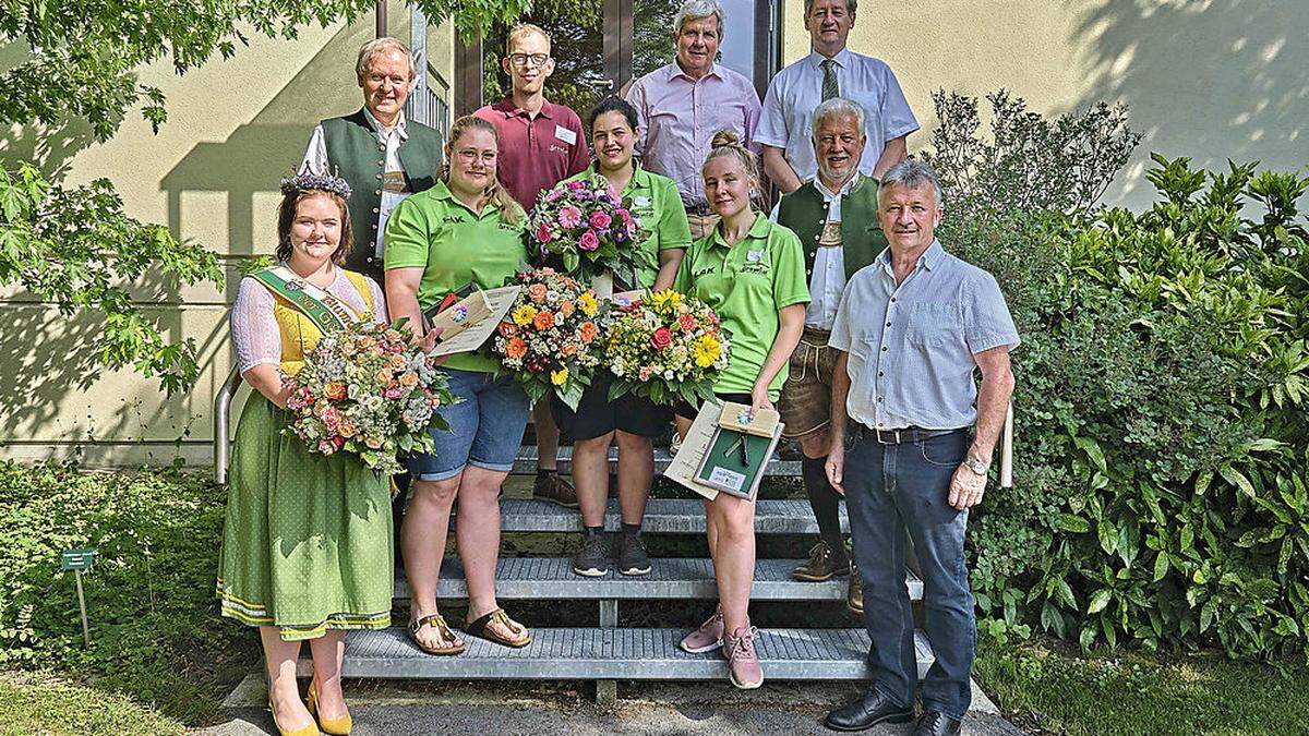 Die Siegerinnen Clarissa Reinbacher, Anna Schuster, Sonja Schwaiger mit ihren Gratulanten