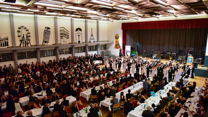 Die Maturanten des BG/BRG Leoben alt luden am Samstagabend (19. November 2016) zu ihrem Maturaball in die Kammersäle Leoben. Unter dem Motto "In 8 years around the world" wurde bis in den Morgen gefeiert.