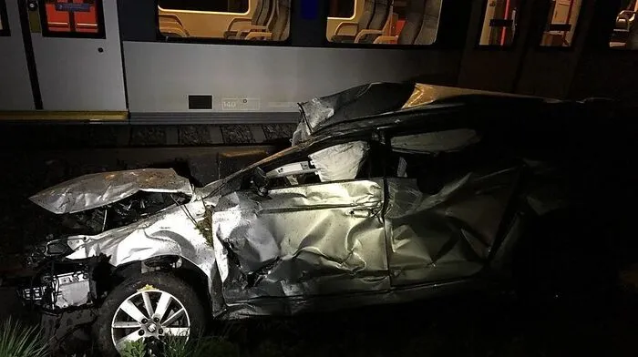 Das Auto wurde vom Zug erfasst und weggeschleudert