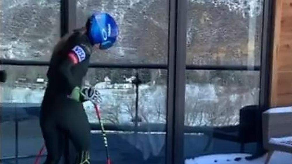 Mikaela Shiffrin fährt auf dem Balkon Ski