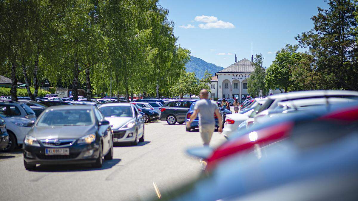 Am Tag tummeln sich hier hunderte Strandbad-Besucher, in der Nacht wird der Parkplatz zum Treffpunkt für Jugendliche